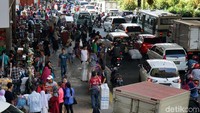 Banyak pengunjung yang berhenti dan melihat-lihat membuat lalu lintas macet.