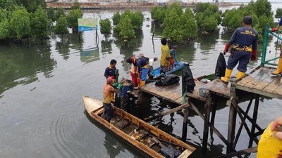 Warga Kampung Atas Bersihkan Ceceran Minyak