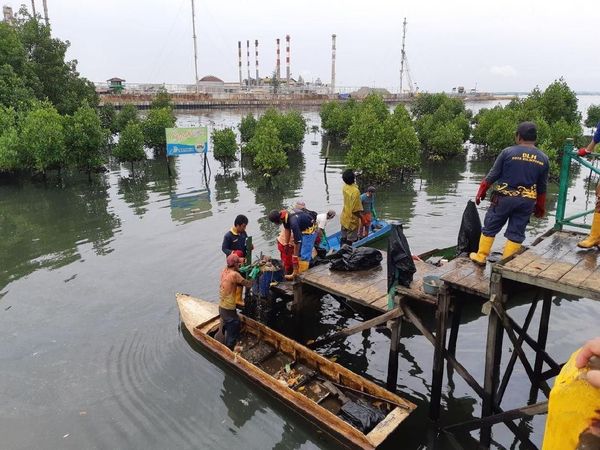 Warga Kampung Atas Bersihkan Ceceran Minyak