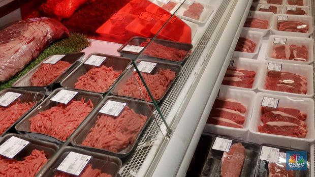 Suasana penjualan daging di Supermarket, Jakarta Senin (9/4). Kementerian Perdagangan tengah mengkaji volume dan periode impor daging sapi.  Gabungan Pengusaha Makanan dan Minuman Indonesia (Gapmmi) mengungkapkan kebutuhan industri pada tahun ini mencapai 70.000  ton daging sapi untuk makanan kaleng seperti kornet, sosis dan bakso. (CNBC Indonesia/Muhammad Sabki)