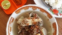 Sop iga juga ada di Sumbawa. Bebalung, sop iga nya orang Nusa Tenggara, tulis velvetycrema. Duh, ngiler! Foto: Instagram velvetycrema