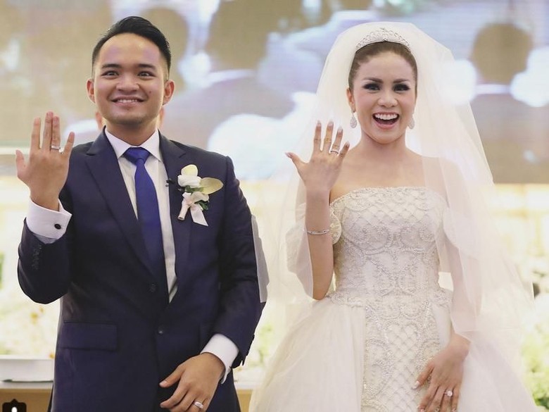 Foto: Momo Geisha dan sang suami (Instagram) Foto: Momo Geisha dan sang suami (Instagram)