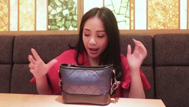 Dalam salah satu vlognya, Nagita Slavina pernah memperlihatkan apa saja isi tas berwarna birunya ini. Tas berukuran kecil tersebut datang dari brand Chanel seri Gabrielle Hobo seharga US$ 3.200 atau sekitar Rp 44 juta. Foto: Instagram