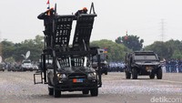 Prajurit Phaskas tampil memamerkan alutsista.