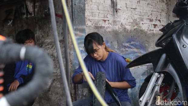 Irma, Tukang Tambal Ban Cantik Asal Garut Lulus Kuliah Cum Laude