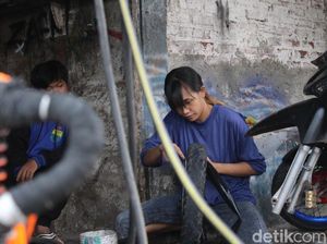 Sudah Lulus Kuliah, Tukang Ban Cantik Masih Suka Nambal