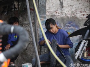 Sudah Lulus Kuliah, Tukang Ban Cantik Masih Suka Nambal