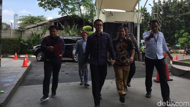 Gubernur Jambi Zumi Zola memenuhi panggilan KPK, Senin (9/4/2018)