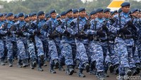 Mereka juga tampil dengan persenjataan lengkap.