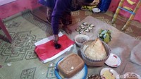 Sebelumnya, setelah selesai dipotong rambut gimbalnya hingga bersih, kemudian si anak dituntun ibarat berada di pasar berjalan keliling di sekitar sajen dan jajan pasar yang tersedia sambil dipayungi (Eko Susanto/detikTravel)