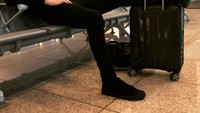 Menjadi seorang pembalap, membuat Marquez mudah untuk keliling dunia. Tapi tetap, dengan gaya ala turis saat menunggu pesawat di Bandara Barcelona ini (marcmarquez93/Instagram)