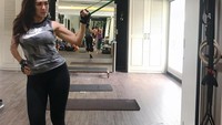 Secara rutin, ia pergi ke pusat kebugaran untuk menjaga bentuk tubuhnya tetap kencang. Udah keker belom? Nikmatin prosesnya byeeee tetelan, tulis Liza Natalia pada keterangan foto. (Foto: Instagram/lizanataliaofficial)