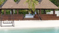 Tempat ice skating ini sekilas seperti villa-villa di Maldives dengan bangunan kayu beratap jerami. Pihak resor memang ingin membangun arena es dengan memberikan sentuhan arsitektur khas Maldives (Jumeirah Vittaveli/CNN)