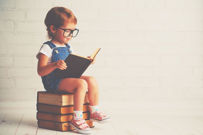 Ilustrasi anak membaca buku