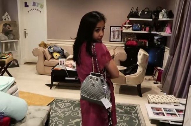 Tas dari brand Chanel yang dipakai Nagita ini merupakan hadiah dari sang suami, Raffi Ahmad. Tas ransel berwarna silver itu harganya mencapai Rp 53,7 juta.Foto: Instagram