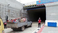 Hanya ada beberapa mobil bak terbuka yang hilir mudik membawa sampah besi dan karung semen bekas proyek konstruksi.