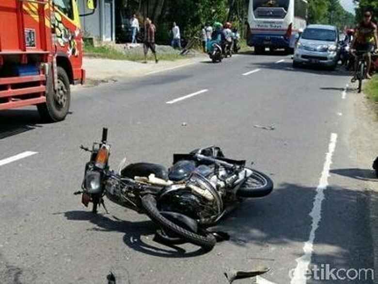 Adu Banteng Pemotor dan Mobil, Satu Orang Tewas Adu Banteng Pemotor dan Mobil, Satu Orang Tewas