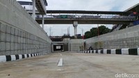 Beginilah salah satu bagian daleman di Underpass Mampang yang terdapat dua jalur dengan empat lajur yang masing masing bisa memuat 2 mobil di setiap jalurnya.  