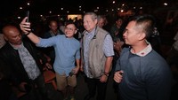 Tentu saja SBY juga diajak selfie oleh pengunjung Alun-alun Utara Yogyakarta yang selalu ramai di malam hari. Foto: dok. Partai Demokrat