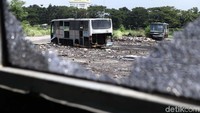 Bangkai bus TransJakarta teronggok di terminal bus Rawa Buaya, Senin (9/4).