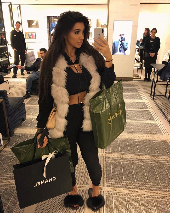 Wanita bernama Chloe Khan ini punya kisah hidup yang kontroversial. Ia pernah ditangkap ratusan kali hingga kini jadi miliuner. Dari mana kekayaannya? Foto: Instagram