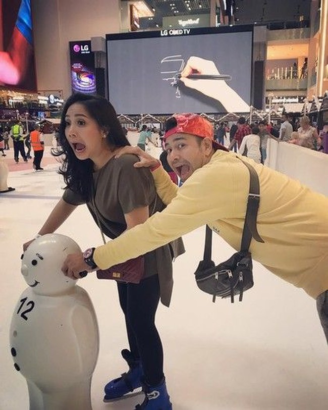 Nagita yang asyik bermain ice skating bersama Raffi Ahmad saat liburan di Dubai, terlihat mengenakan tas Chanel chevron quilted seharga US$ 3.510 atau sekitar Rp 48 juta. Foto: Instagram