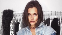 Model berusia 20 tahun itu berasal dari Kanada, namun tinggal di Paris untuk mengejar karir di dunia modelling pada usia 16 tahun. (Dok. Instagram/lexiwood)