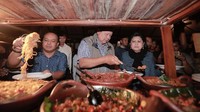 Presiden ke-6 RI Susilo Bambang Yudhoyono (SBY) datang mengenakan baju kotak-kotak rompi abu-abu pada Minggu malam (8/4/2018). Sementara istrinya, Ibu Ani Yudhoyono mengenakan baju biru dan bersyal. Foto: dok. Partai Demokrat