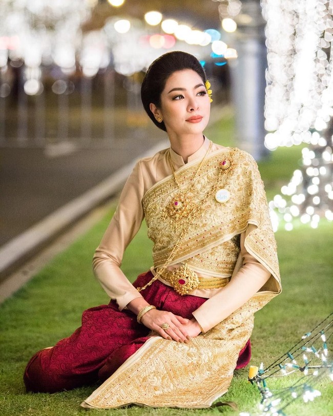 Mengenakan busana khas Thailand, Faye Malisorn tampak cantik sekaligus anggun bersahaja. Foto: Instagram/@faye_malisorn