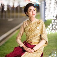 Mengenakan busana khas Thailand, Faye Malisorn tampak cantik sekaligus anggun bersahaja. Foto: Instagram/@faye_malisorn