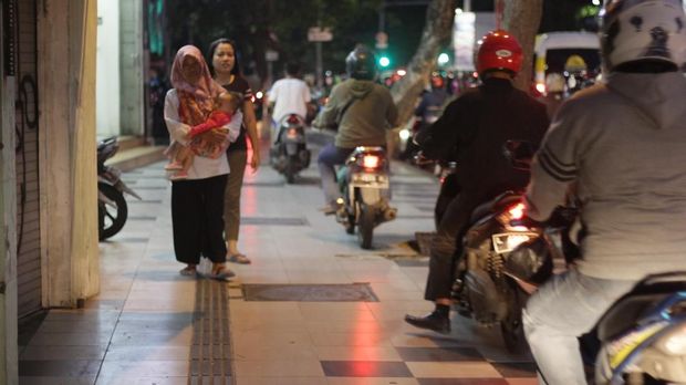 Pak Polisi, Banyak R2 Naik ke Trotoar Nih!