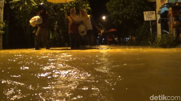 Banjir di Jambi akibat hujan deras yang terus mengguyur.