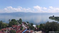 Kapal feri jadi andalan warga Samosir menyeberangi Danau Toba ke Parapat. Wisatawan yang naik kapal feri juga bisa mengagumi keindahan Danau Toba dari dekat (Okta Marfianto/detikTravel)
