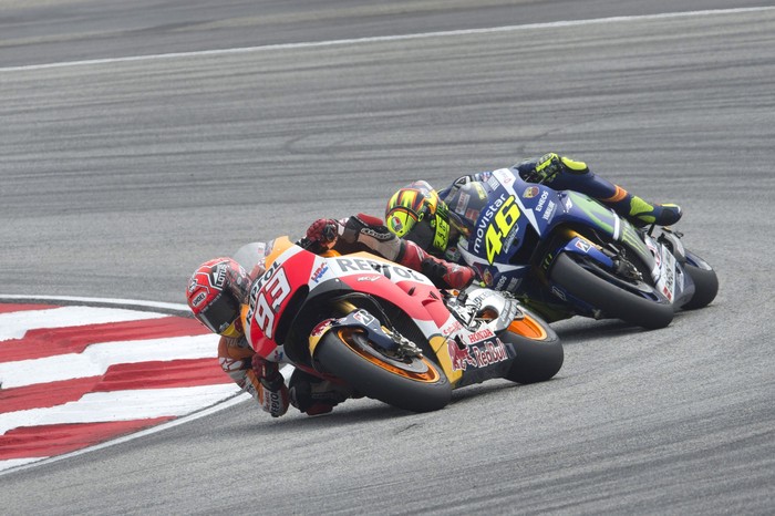 KUALA LUMPUR, MALAYSIA - OCTOBER 25:  Marc Marquez of Spain and Repsol Honda Team leads Valentino Rossi of Italy and Movistar Yamaha MotoGP during the MotoGP race during the MotoGP Of Malaysia at Sepang Circuit on October 25, 2015 in Kuala Lumpur, Malaysia.  (Photo by Mirco Lazzari gp/Getty Images)