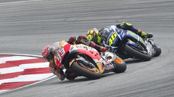 KUALA LUMPUR, MALAYSIA - OCTOBER 25:  Marc Marquez of Spain and Repsol Honda Team leads Valentino Rossi of Italy and Movistar Yamaha MotoGP during the MotoGP race during the MotoGP Of Malaysia at Sepang Circuit on October 25, 2015 in Kuala Lumpur, Malaysia.  (Photo by Mirco Lazzari gp/Getty Images)
