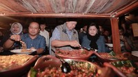 Menu makanan yang diambil SBY seperti mi soun, sambel teri dan oseng tempe. Lalu, SBY juga mengambil pisang goreng, lumpia dan sate kere atau sate lemak sapi. Foto: dok. Partai Demokrat