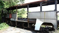 Salah satu bus yang dikubur karena terbakar.