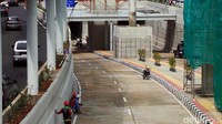 Di wilayah konstruksi juga para pekerja tampak santai duduk-duduk, hanya ada beberapa dari mereka melakukan pekerjaan ringan seperti pengecatan dan membersihkan sampah di sekitar proyek Underpass Mampang Kuningan.