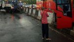 Foto: Evakuasi TransJakarta Terguling di Depan UKI
