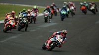 Miller memanfaatkan posisi startnya itu untuk memimpin di lap-lap awal. Foto: Marcos Brindicci/Reuters