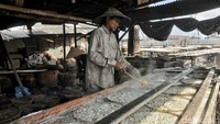 Proses pembuatan ikan asin masih menggunakan peralatan tradisional.