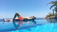 Gaya Marquez santai di pinggir kolam dengan panorama pantai. Benar-benar layaknya turis bukan? (marcmarquez93/Instagram)