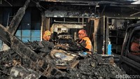 Api bermula dari sepeda motor yang sedang diengkol. Lalu, timbul percikan api dan menyambar bensin.
