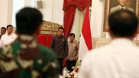 Presiden Jokowi didampingi Wapres Jusuf Kalla tiba di ruang sidang kabinet paripurna dan rapat terbatas, Senin (9/4/2018).