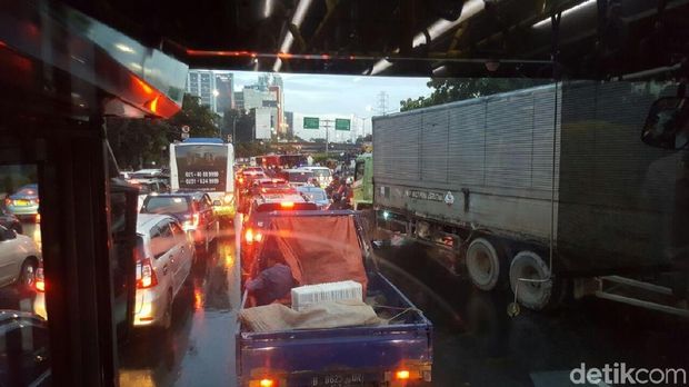 Lalu lintas menuju lokasi macet.