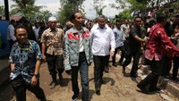 Menteri Desa, PDTT Eko Putro Sandjojo (kiri) bersama Kepala Desa Citarik (Tengah) mendampingi Presiden Jokowi meninjau langsung lokasi padat karya tunai di Desa Citarik. Istimewa/Kemendes.