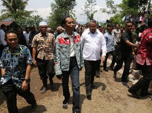 Gaya Mendes Dampingi Jokowi Tinjau Padat Karya