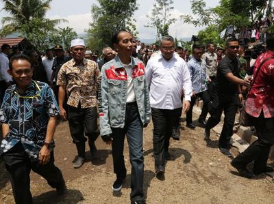 Gaya Mendes Dampingi Jokowi Tinjau Padat Karya
