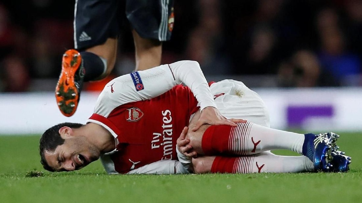 Henrikh Mkhitaryan cedera retak kaki. (Foto: Eddie Keogh/Reuters)