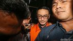 Tak Ada Senyum di Wajah Zumi Zola Saat Ditahan KPK